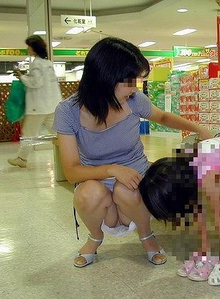 子供に気を取られた新妻が無防備にもパンチラしちゃった画像がアツい！[15枚]