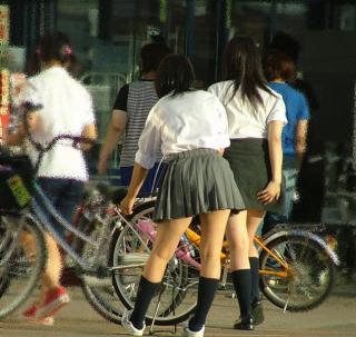 街撮り自転車JKの微エロ画像その48 自転車扱う時ってつい前屈みぎみになるんだよね、だからパンツ見えやすいんだよねｗｗｗ