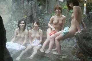 素っ裸で温泉外風呂満喫してま～す♪露天女風呂画像