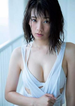 有名Jリーガーに水着エッチ画像を視姦される佐藤美希がほぼ公開恥辱プレイｗｗｗ