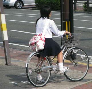 街撮り自転車JKの微エロ画像その51 普通の娘も制服で自転車こいでるとパンチラしそうでかわいさ2割増しって感じじゃね？