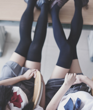 【清楚系ビッチ】１０代女子のニーソ・ニーハイ脚が魅力的で最高！の図