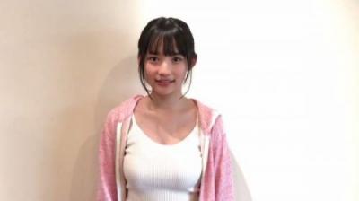 矢作萌夏　AKB48研究生の萌夏ちゃんの盛り上がる着衣おっぱい！16歳でこの巨乳感が半端ない