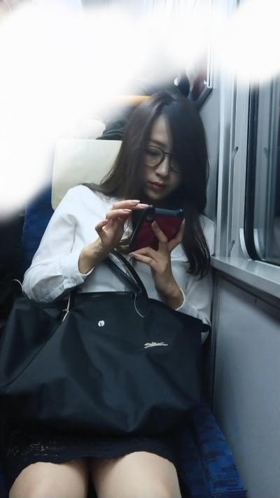 【素人】電車で会った、AVみたいなスケスケのスカートを履いた巨乳で眼鏡のOLがエロ過ぎると話題に！：（画像7枚）