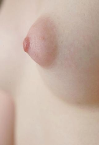 乳首の皺やブツブツ・チク毛が見えるくらい接写した画像