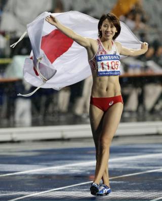 陸上選手 腹筋エロ画像！ユニフォーム姿でばっきばきに腹筋が割れてるアスリートｗｗｗｗｗ