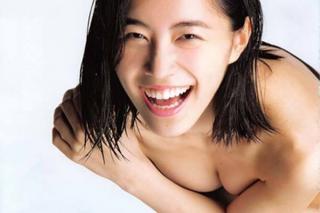 松井珠理奈 ヌード画像　おっぱいの谷間を強調！手ブラヌードがエロすぎるｗ