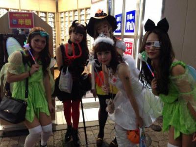 可愛いjkエロコス達がハロウィン深夜のオフパコ超接濃接触エロ画像