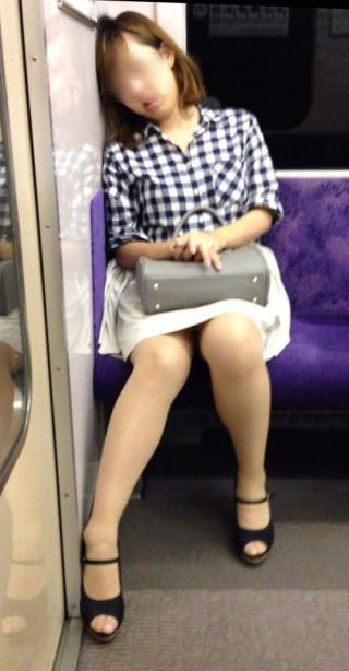 対面座席での電車内パンティ盗撮エロ画像って…スマホで怪しまれずに楽々GETｗｗｗ