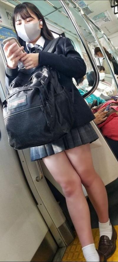 【画像】危険なかほり･･･電車内で撮られてしまった女子高生たち・・・