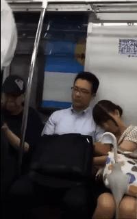 【羨望】電車内でオッサンのチンポを撫でる若い女が激写されるｗｗｗｗｗｗ