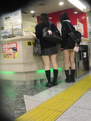 街角女子高生ってなんでワカメちゃんみたいなパンチラしてるんだろｗｗｗＪＫパンチラ盗撮画像