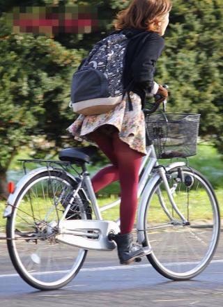 【自転車パンチラ】どひゃゃぁぁぁ～、自転車に乗ってパンチラ～～