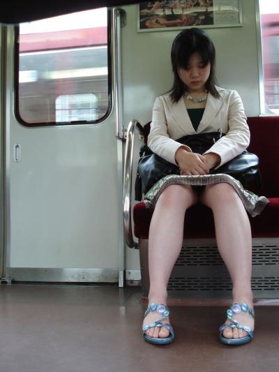 電車内盗撮画像☆真向かいに座った短いスカートの奥をこっそりと盗撮ｗｗｗ