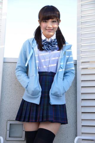 平林あずみの制服とニーソ姿がそそるコスプレエロ画像