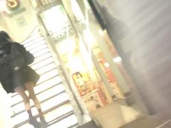 階段でスマホ弄ってる細身女子を下から盗撮する男が現れる