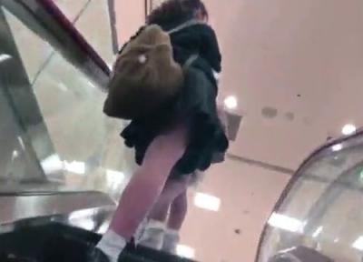 【盗撮】階段やエスカレーターで上がっていくミニスカ素人娘のパンツを隠し撮りｗｗｗ【逆さ撮り・xvideos】