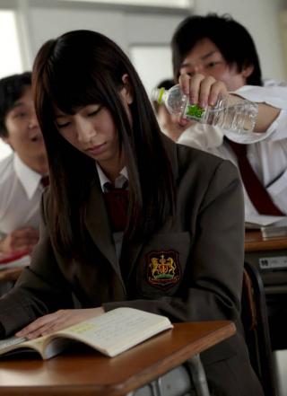 【成宮ルリ】学校になじめず自分の殻に籠もるうちにいつしかイジメのターゲットになってしまい…回され続け精神崩壊、調教され女子校生が変態へと進化を遂げる！