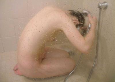 洗髪中の素人娘の盗撮エロ画像16枚