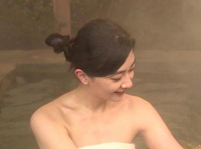 ブランチリポーター熊井友理奈ちゃん、温泉ロケでおっぱいチラ見せ全裸入浴♪