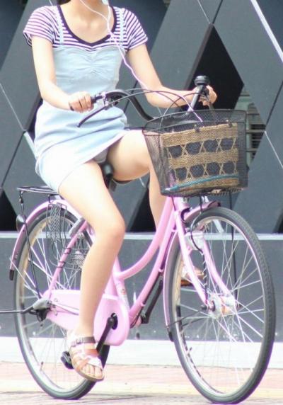 【自転車パンチラ】ミニスカ姿のまま自転車漕ぐまんさん、ガッツリパンチラを盗撮される！！（エロ画像33枚）