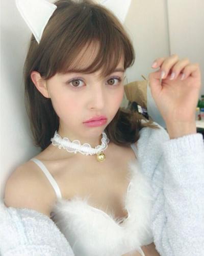 【モデル】加藤ナナ、「ドール系美少女」純白水着でふっくらバストを披露する
