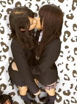 【素人エロス】百合キスw最近若いこの間でキス画像を撮影するのが流行中wプリクラw