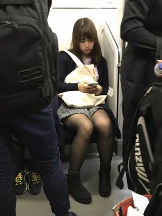 彼女がスマホに夢中で相手してくれないからって太もも撮影始めるヤツｗｗｗｗｗｗｗｗｗｗ