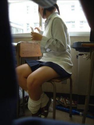 【おふざけエロ画像】やっぱり女子●生の太ももが最高♪学校内で撮られた天然美脚が抜けちゃう件ｗｗｗｗ