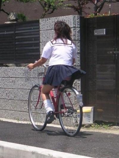 スカートの中がまる見え！！スカートで自転車に乗ってるお姉さんを隠し撮り…卑猥なエロさが強烈なパンチラ画像