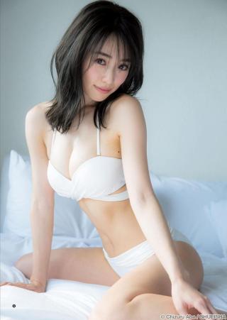 【泉里香 水着姿 すじ】推定Gカップグラドル泉里香ちゃんが初水着写真集で思いっきり「まんすじ」をくっきり大公開してるぞｗｗｗ