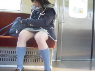 電車の中で座ってるJKの美脚を満喫する盗撮画像！ 38枚