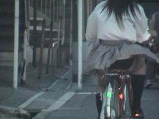 【盗撮画像】 自転車通学してる女子高生って隙があってエロイよな！ 40枚