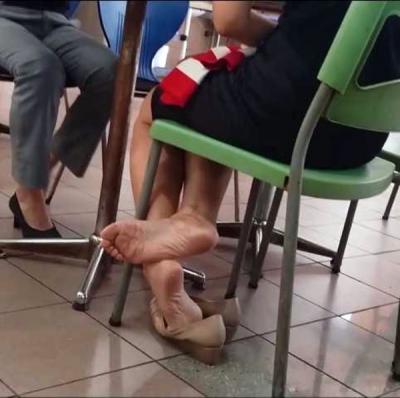 【画像】まんさん、暑いからって靴を脱いで蒸れた足を乾かそうとしてしまう