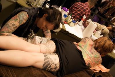 刺青＆タトゥーが入った女の子がエロい体見せてくれる画像の観賞会はコチラww[40枚]
