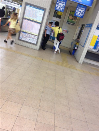 【画像】新宿駅でガチの壁ドンが目撃されるwwwwwww