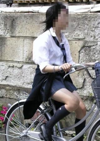 街撮り自転車JKの微エロ画像その55 黒髪清純少女がちっぱい制服で自転車乗ってるのってなんか萌えるよな？