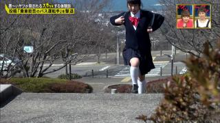 【放送事故エロ画像】元気に走り回る女子高生が黒パンチラ