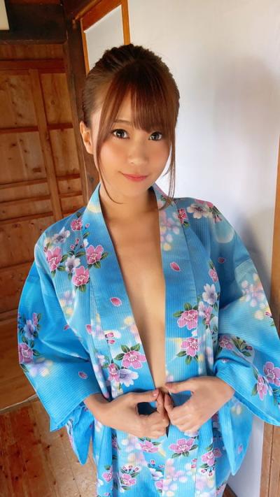「日本レースクイーン大賞」8代目グランプリ阿久津真央、浴衣がはだけてノーブラおっぱいチラチラ見えてるｗｗ