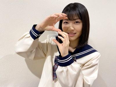 【画像】浜辺美波ちゃん、可愛いセーラー服ショットを披露