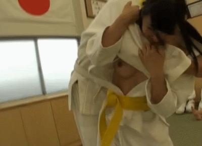 【画】柔道女子さん、試合中に乳首が剥き出しになってしまう