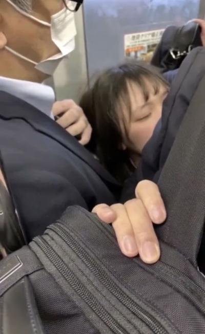 【画像】東京の女子高生さん、満員電車でもみくちゃにされる