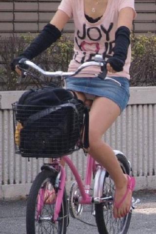 ミニスカートを穿いて自転車に乗ってるパンチラ上等女子画像
