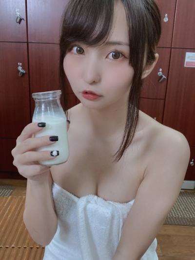 【画像】お風呂上がりにタオル1枚で牛乳を飲んでる美女が撮られる