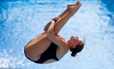 【悲報】イタリア公共放送、世界水泳で女子選手の乳比べをし「どうせベッドの上では同じだ」