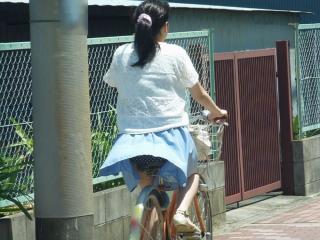 ミニスカ素人を街撮りした自転車パ○チラ画像