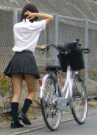 街撮り自転車JKの微エロ画像その52 ショートカット黒髪の小柄なミニスカ少女ってのが実は一番抜ける件