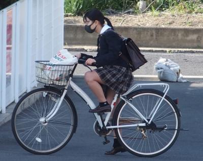 【画像】謎の力が働いてるとしか思えない自転車女子高生のスカートｗｗ