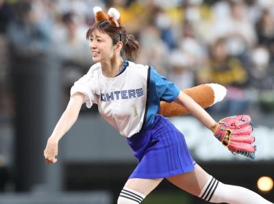 小倉優子のミニスカどエロ始球式ｗ意外とケツ豊満なんよな