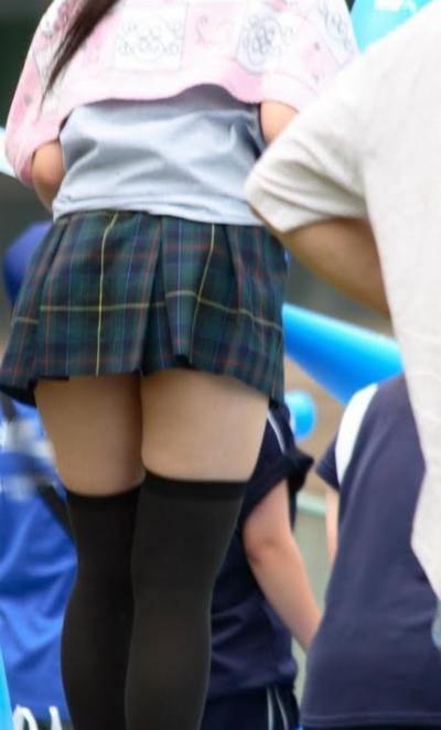 子供のくせに…あざとい！！むっちり太ももがめちゃくちゃエロい…ミニスカニーソの女子高生街撮り画像